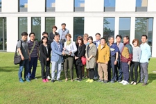 Gruppenbild auf der Wiese hinter dem BeschA mit Frau Dr. Settekorn, Direktorin des BeschA, und der Delegation aus Südkorea