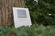 DGNB Plakette an Baum gelehnt im Gras stehend