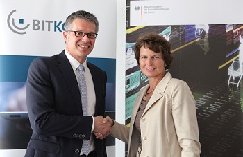 Bild: Dr. Birgit Settekorn und Dr. Bernhard Rohleder geben sich die Hand